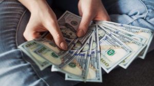 Lee más sobre el artículo ¿Y ahora por qué baja tanto el dólar en Colombia?: se acerca a $4.370