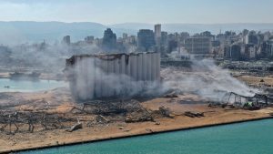 Lee más sobre el artículo Complejo de silos de Beirut se derrumba casi dos años después de explosión en el puerto.