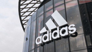 Lee más sobre el artículo Adidas reduce pronóstico de ganancias por cierres en China.