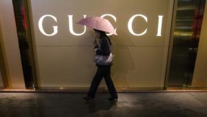 Lee más sobre el artículo Los clientes de Gucci ya pueden comprar productos con ApeCoin (APE) en EEUU