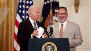 Lee más sobre el artículo Adm. Biden cancelará USD 10,000 de deuda de préstamos estudiantiles para millones