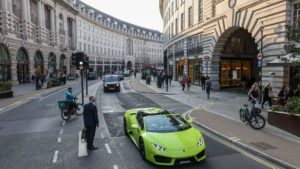 Lee más sobre el artículo CEO Lamborghini dice que no urge volverse totalmente eléctrico