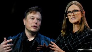 Lee más sobre el artículo Elon Musk y Cathie Wood piden a la Fed que baje tipos