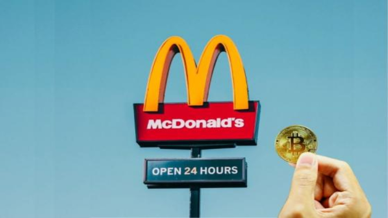 La popular cadena de comida rápida McDonald’s ha comenzado a aceptar pagos con criptomonedas en Lugano, la ciudad de habla italiana ubicada al sureste de Suiza