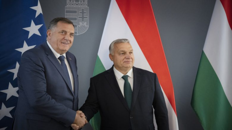 El integrante serbio de la Presidencia Colectiva de Bosnia y Herzegovina Milorad Dodik (izq) es recibido por el primer ministro húngaro, Viktor Orban, en su oficina en Budapest este jueves