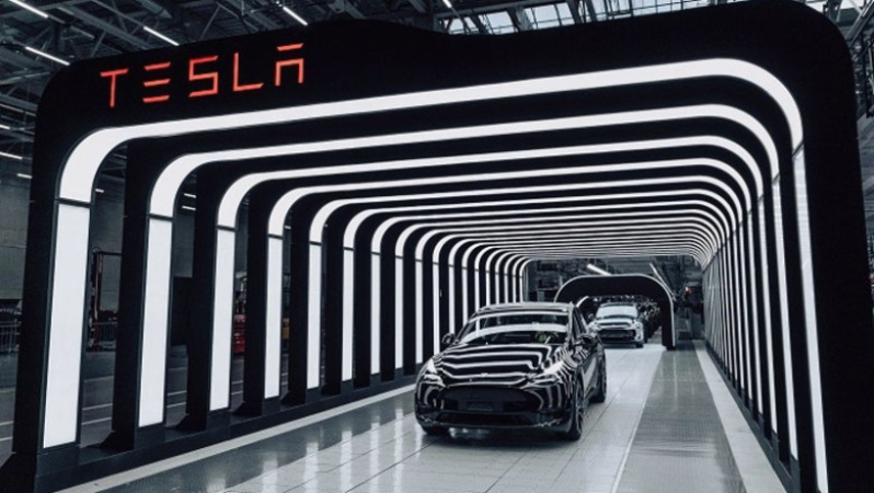 Tras la publicación del informe de ganancias, las acciones de Tesla caen más de un 3% en el mercado 'after hours' de Wall Street.