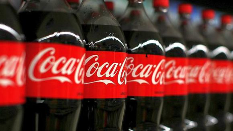 Coca-cola eleva sus previsiones de ingresos y ganancias por el alza de precios