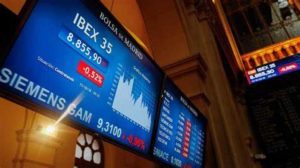 Lee más sobre el artículo El Ibex 35 cae un 0,91% y se aleja de los 7.600 puntos