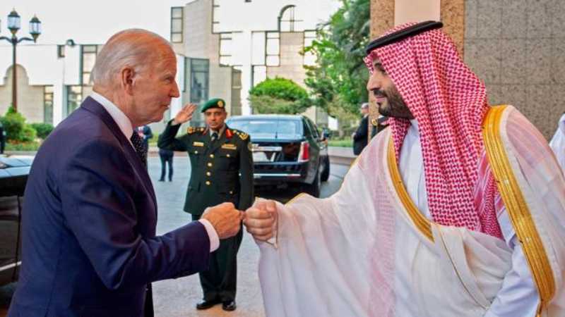 Joe Biden y Bin Salmán se saludan durante la visita del presidente estadounidense a territorio saudí el pasado julio