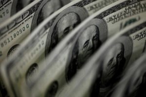 Lee más sobre el artículo Dólar sube, se preparan para otro dato desalentador de inflación