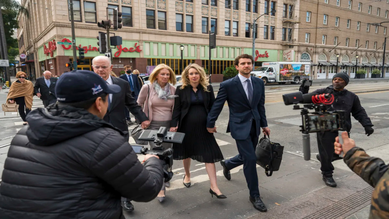 La fundadora y directora general de Theranos Elizabeth Holmes, al centro, camina hacia el tribunal con su pareja Billy Evans (derecha) y sus padres en San José, California, el viernes 18 de noviembre de 2022