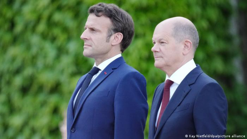 El presidente francés, Emmanuel Macron (izq.), junto al canciller alemán, Olaf Scholz.