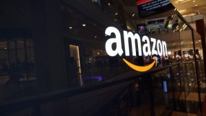 Lee más sobre el artículo Amazon suspende la contratación de trabajadores