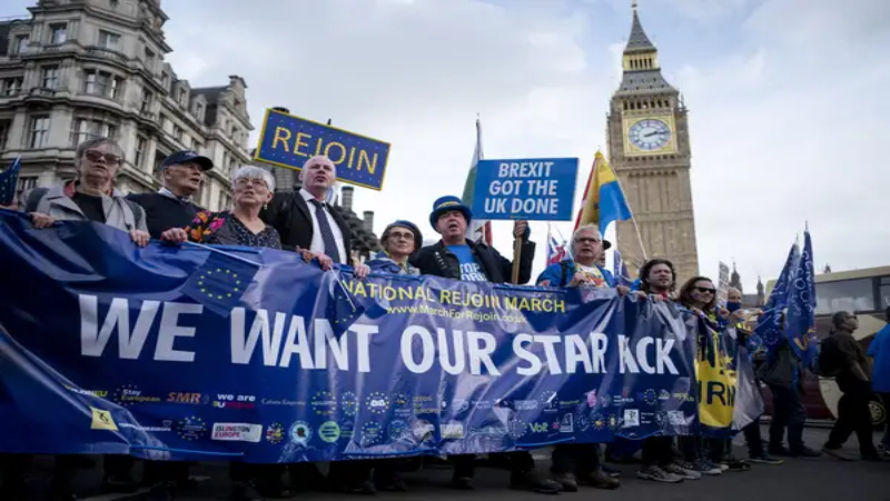 Los activistas pro-UE marchan mientras exigen al Gobierno del Reino Unido que dé marcha atrás al Brexit y se reincorpore a la Unión Europea en Londres, Gran Bretaña