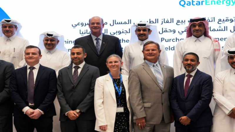 El director general de QatarEnergy y ministro de Energía de Qatar, Saad al- Kaabi, y el director general de ConocoPhillips, Ryan Lance, asisten a la ceremonia de firma de dos acuerdos de compraventa para exportar gas natural licuado (GNL) a Alemania, en Doha, Qatar, el 29 de noviembre de 2022.