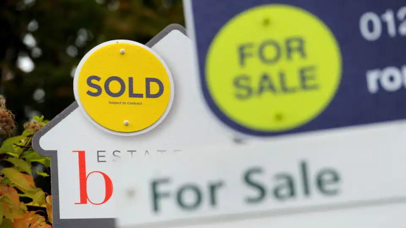 Según una encuesta de Reuters, los precios de la vivienda en Sídney -el segundo mercado inmobiliario más caro del mundo, después de Hong Kong- y Melbourne caerán entre un 6,0 y un 6,5% a principios del próximo año.