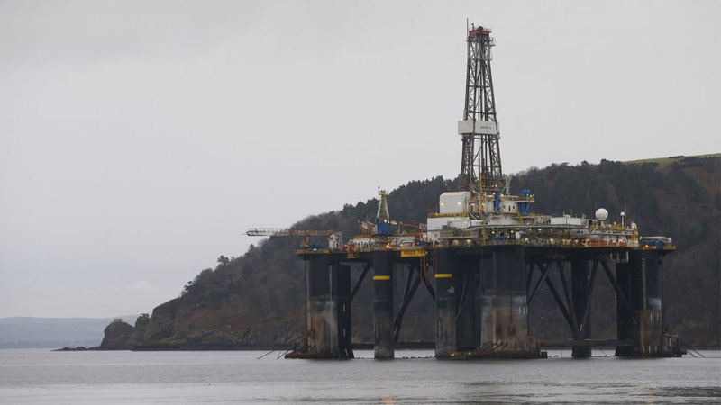 Una plataforma de perforación aparcada en Cromarty Firth, cerca de Nigg, Escocia, Gran Bretaña.