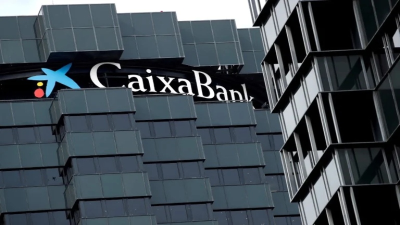 El logotipo de Caixabank en la sede de la empresa en Barcelona, España, el 17 de septiembre de 2020.