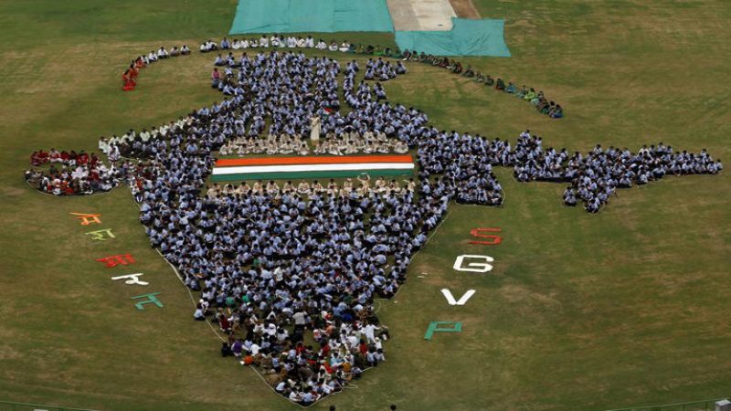 Estudiantes forman el mapa de la India en Ahmedabad