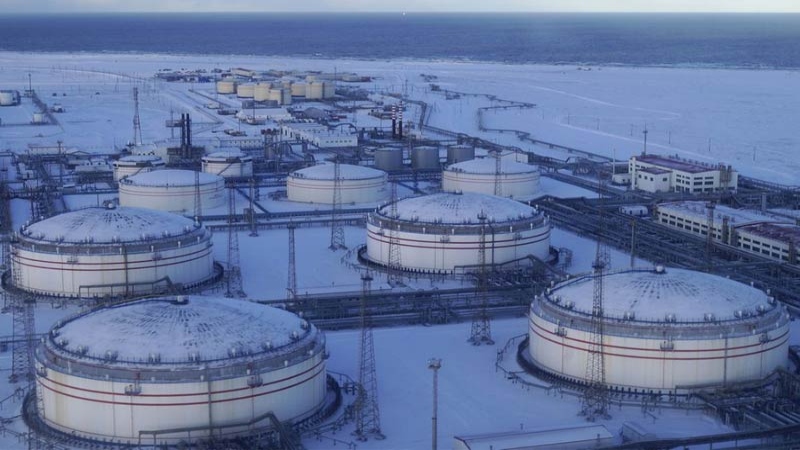 Una vista aérea en la que se muestra una instalación de almacenamiento propiedad de la empresa Lukoil en el puerto ártico de Varandei el 22 de octubre de 2013.