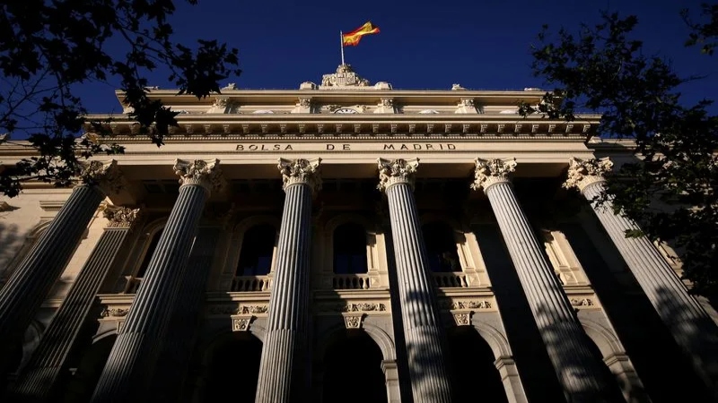 Una bandera española sobre la Bolsa de Madrid