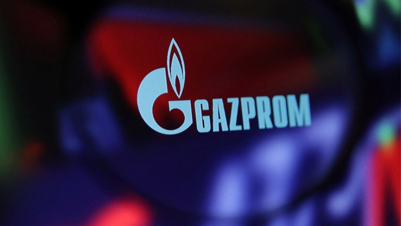 El logo de Gazprom y un gráfico de acciones se ven a través de una lupa mostrada en esta ilustración.