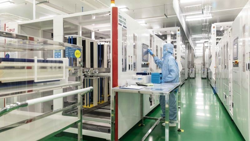 Un empleado maneja maquinaria en la línea de producción de células fotovoltaicas en una planta de Longi Green Energy Technology.