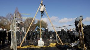 Lee más sobre el artículo Activistas climáticos tratan de impedir el desalojo de un pequeño pueblo alemán