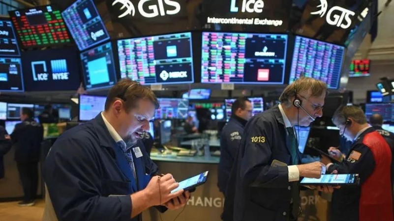 El Promedio Industrial Dow Jones pierde 360 puntos, o un 1,1%, a 33.942,50 unidades; el índice S&P 500 cede 6,5 puntos, o un 0,2%, a 3.991,3 unidades; y el Nasdaq Composite cae 34,19 puntos, o un 0,3%, a 11.054,51 unidades.