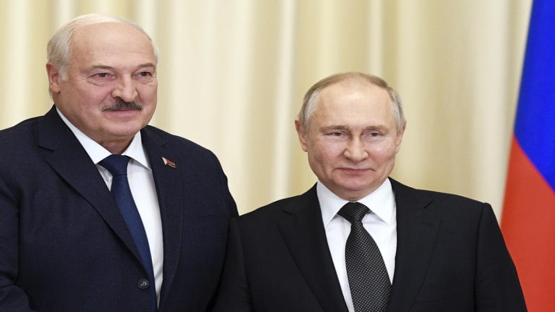 El presidente ruso Vladimir Putin, derecha, y el bielorruso Alexander Lukashenko posan para la foto antes de sus conversaciones en la residencia estatal de Novo-Ogaryovo en las afueras de Moscú, 17 de febrero de 2023. Lukashenko visita Beijing el martes 28 de febrero de 2023.