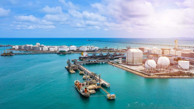 Tanque de almacenamiento blanco con vista aérea de productos de petróleo y gas y petroquímicos.