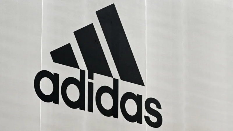 Adidas canceló su asociación con el rapero y diseñador de moda Ye, antes conocido como Kanye West, el rostro de Yeezy, en octubre, luego de que hizo una serie de comentarios antisemitas. Tras la decisión, la compañía había señalado un duro golpe a los ingresos