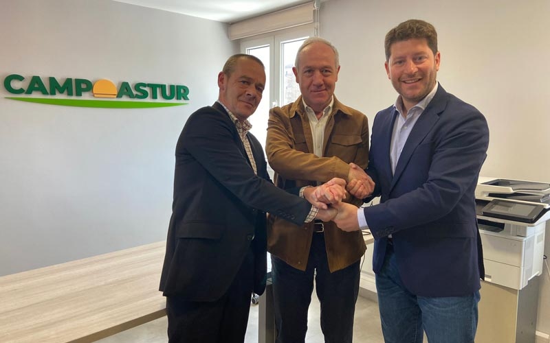 En la foto (de izquierda a derecha): Adriano Mones, Responsable de Relaciones Institucionales de AUVE (Asociación de Usuarios de Vehículos Eléctricos); Marcelino González, CEO de Campoastur; y Fernando Álvarez Neira, delegado en el Norte de España de Eranovum e-mobility.