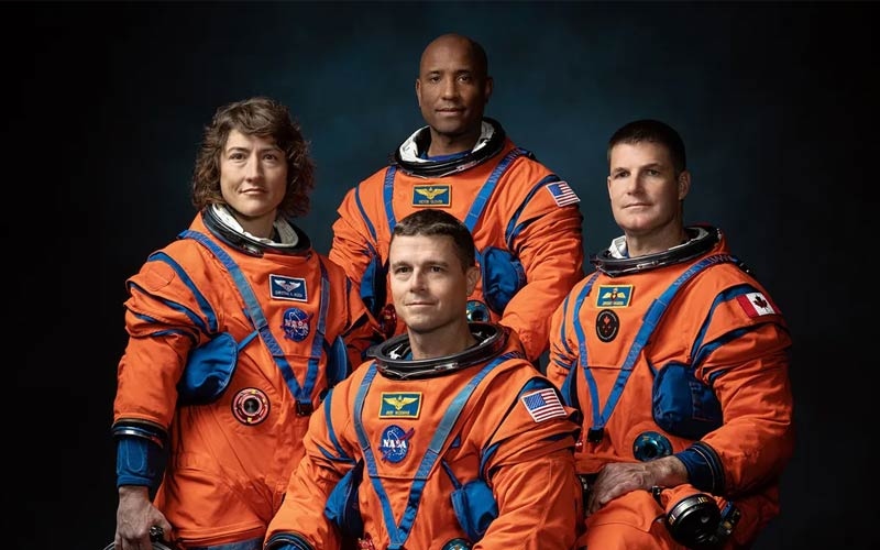 La tripulación de la misión Artemis II de la NASA (de izquierda a derecha): Los astronautas de la NASA Christina Hammock Koch, Reid Wiseman (sentado), Victor Glover y el astronauta de la Agencia Espacial Canadiense Jeremy Hansen.