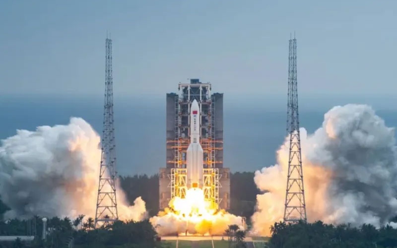 El prototipo de cohete de aterrizaje vertical de CAS Space durante su vuelo.