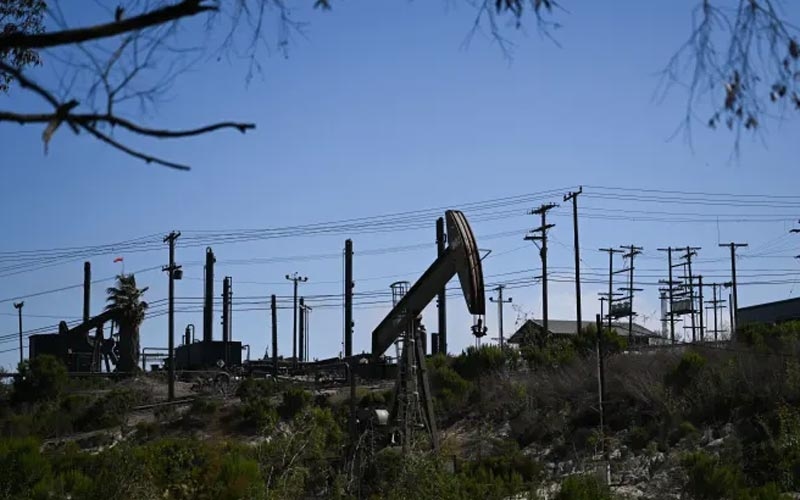 Una bomba de extracción de petróleo en el campo petrolífero de Inglewood, en Los Ángeles, California.