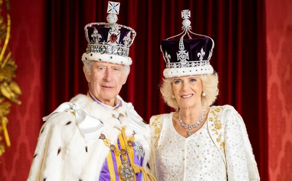 El Rey Carlos III fue nombrado oficialmente luego del deceso de la Reina Isabel II, quien falleció el año pasado 8 de septiembre. https://www.mediotiempo.com/otros-mundos/esta-es-la-primera-imagen-de-carlos-iii-como-rey-de-inglaterra