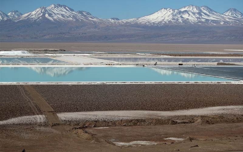 Piscinas de salmuera de una mina de litio, que pertenece a la estadounidense Albemarle Corp, se ve en el salar de Atacama en el desierto de Atacama, Chile