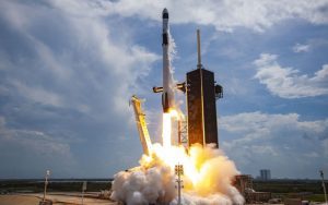 Lee más sobre el artículo SpaceX hace aterrizar un cohete Falcon 9 por 200ª vez