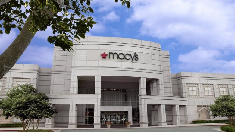 Macy's ha decepcionado al mercado con sus resultados empresariales del primer trimestre de 2023 después de recortar su perspectiva para el resto del año en medio de una disminución de las ventas. Los títulos de la minorista han comenzado la jornada con caídas del 3% en Wall Street, aunque han conseguido girarse y cerrar con ganancias del 1,18%. La compañía ha detallado que ahora espera que su beneficio por acción (BPA) sea de entre 2,70 dólares a 3,20 dólares por título, cuando en su 'guidance' anterior el BPA esperado era entre 3,67 dólares a 4,11 dólares por título. Con respecto a las ventas, estima que alcanzarán entre los 22.800 millones de dólares y los 23.200 millones de dólares, en comparación del rango previo de 23.700 millones de dólares y 24.200 millones de dólares. "Nos hemos movido rápidamente para tomar las medidas apropiadas para satisfacer la demanda actual de los consumidores y administrar nuestros gastos. Nuestra guía revisada refleja rebajas de liquidación incrementales para abordar el exceso de mercancía de temporada de primavera en el segundo trimestre, junto con ajustes a la composición de categorías y niveles de inventario en la segunda mitad del año", ha indicado Jeff Gennette, presidente y consejero delegado de Macy's. Asimismo ha añadido que "con el respaldo de nuestra sólida base de salud financiera, seguimos enfocados en fortalecer nuestro negocio principal y avanzar en nuestros cinco vectores de crecimiento, que creemos que impulsarán un crecimiento de ventas sostenible y rentable en el futuro". La minorista ha registrado un beneficio neto de 155 millones de dólares en los tres primeros meses del año desde los 286 millones de dólares del mismo periodo del ejercicio anterior. Esto se traduce en un beneficio por acción (BPA) de 0,56 centavos, una cifra muy inferior a los 1,08 dólares por título del primer trimestre de 2022, aunque por encima de las estimaciones, que se habían situado en 0,45 centavos por acción. En el caso de los ingresos, Macy's ha informado de que sus ventas han alcanzado los 4.982 millones de dólares, por debajo de los 5.348 millones de dólares de un año antes, y menores a los 5.040 millones de dólares anticipados por el consenso. "Durante el primer trimestre, obtuvimos un sólido ritmo en nuestra tasa de margen bruto y las expectativas de resultados gracias a nuestros equipos disciplinados, la solidez de nuestra gestión de inventario y las eficiencias operativas. Planificamos el año asumiendo que la salud económica del consumidor se vería afectada, pero a partir de fines de marzo, las tendencias de la demanda se debilitaron aún más en nuestras categorías discrecionales", ha señalado Gennette. En relación al inventario, ha disminuido un 7% en su comparativa anual y un 16% desde 2019, lo que refleja una "gestión disciplinada continua". "La compañía está tomando medidas de fijación de precios en el segundo trimestre para vender a través de los inventarios de mercancías de temporada restantes del primer trimestre y los recibos de mayo en la placa de identificación de Macy's", ha explicado la empresa.