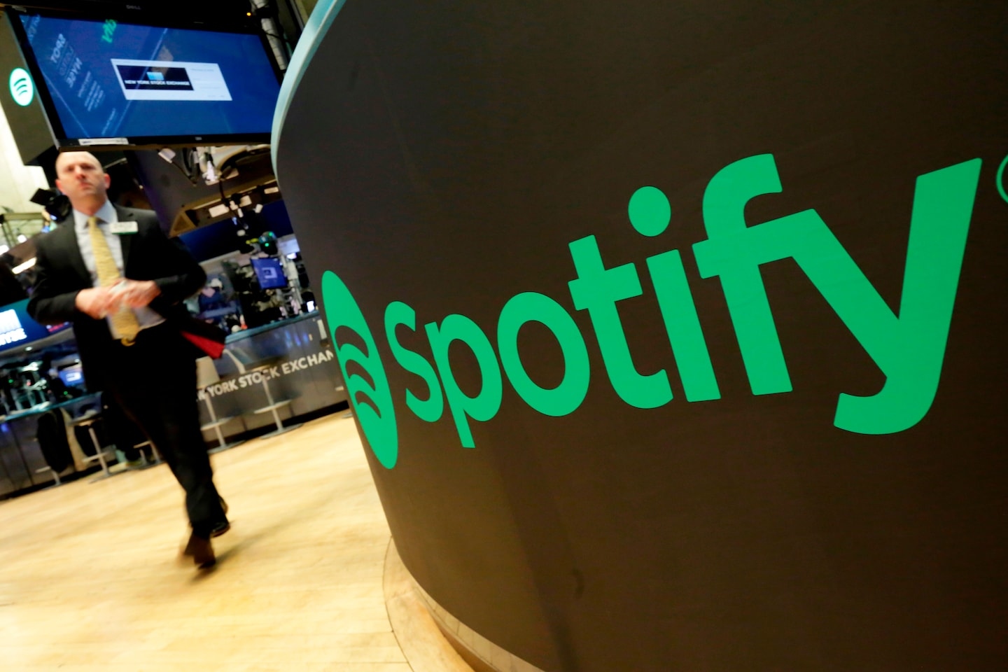 Spotify eliminó 200 puestos, principalmente en su división de podcasts, desmantelando dos estudios populares que adquirió hace unos años.